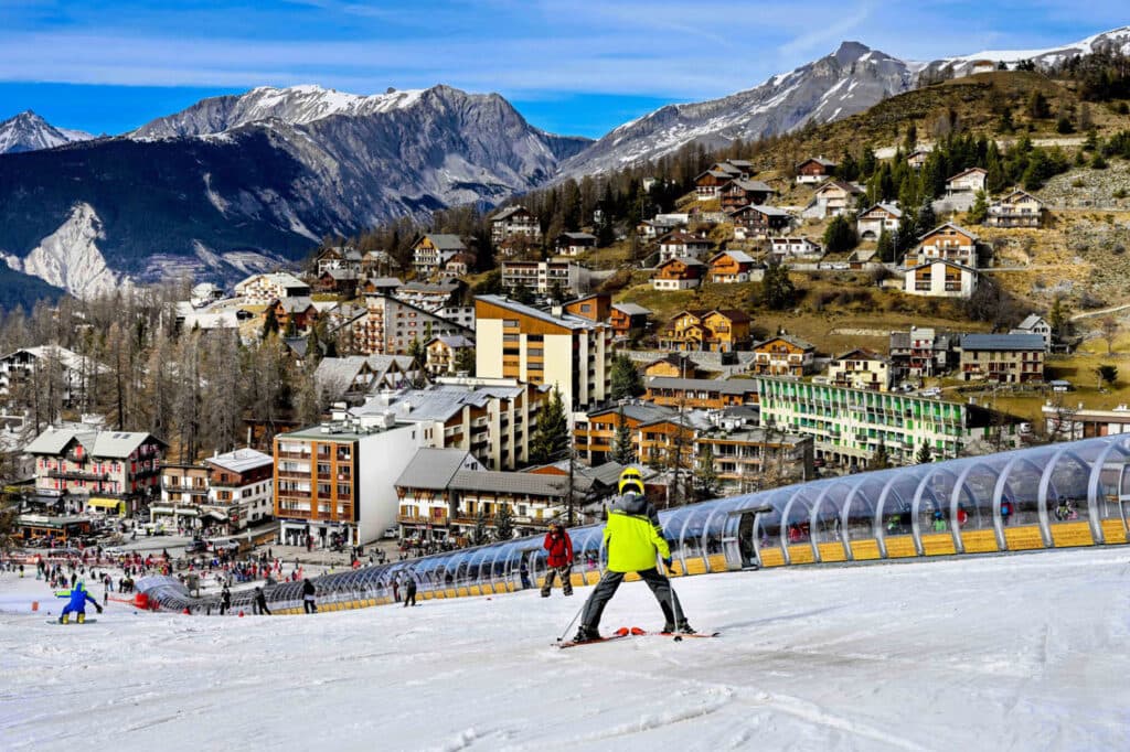 De l'aéroport de Nice aux stations de ski du Mercantour : Quel mode de transport privilégier en hiver ?